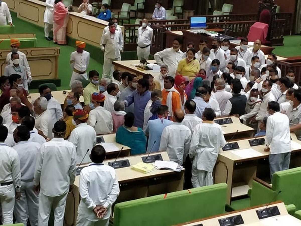 राजस्थान विधानसभा में विपक्ष के सदस्यों ने सदन से किया बहिर्गमन